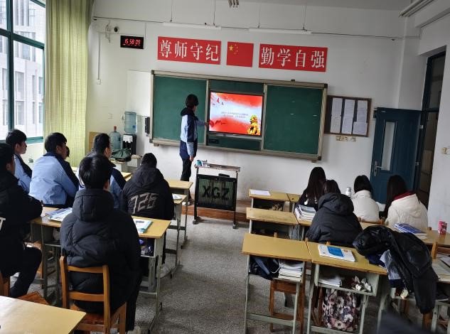 汽车工程学院共青团开展专题生活会